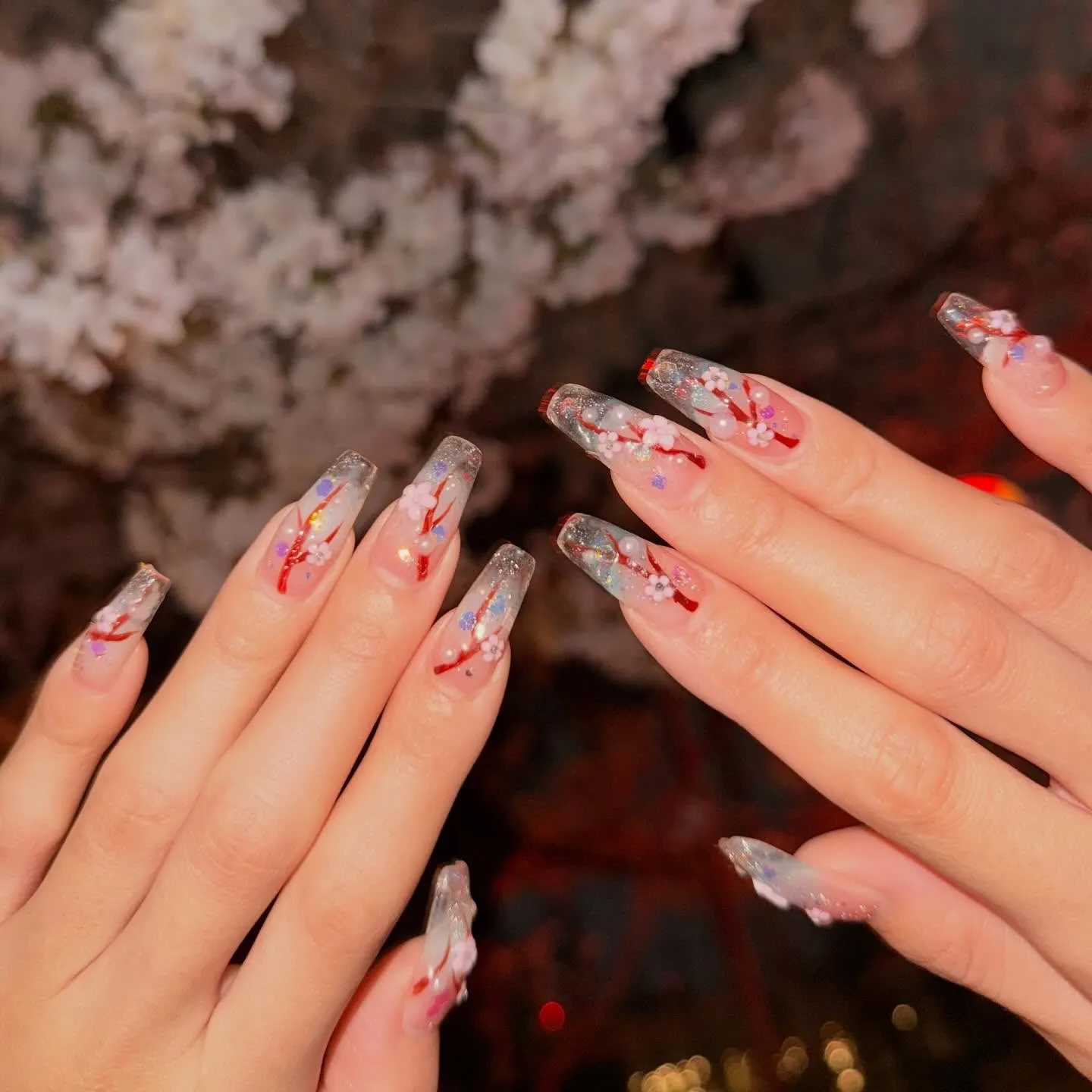 今年も春の訪れを祝いながら、美しい桜ネイルのデザインを楽しん...