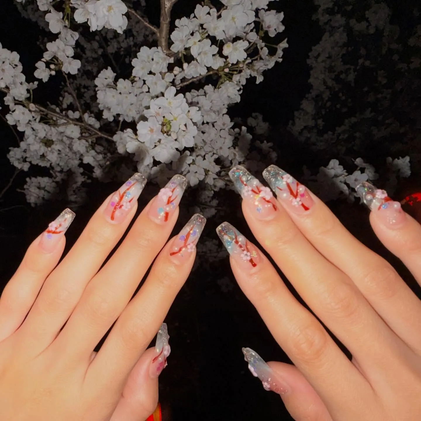 今年も春の訪れを祝いながら、美しい桜ネイルのデザインを楽しん...