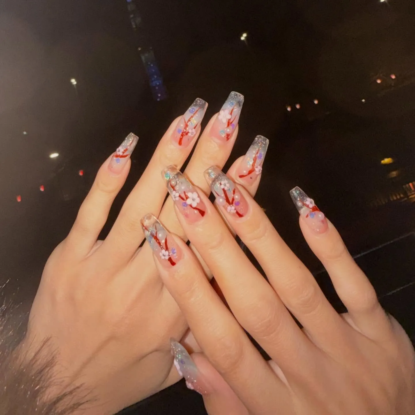 今年も春の訪れを祝いながら、美しい桜ネイルのデザインを楽しん...