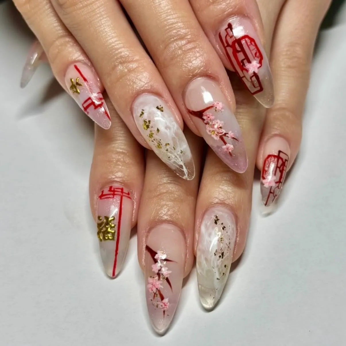 今年も春の訪れを祝いながら、美しい桜ネイルのデザインを楽しん...