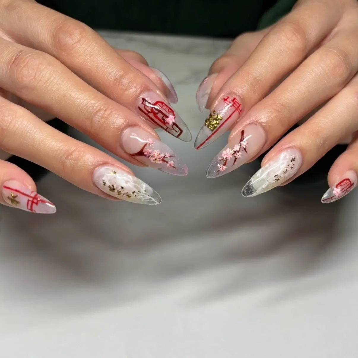 今年も春の訪れを祝いながら、美しい桜ネイルのデザインを楽しん...