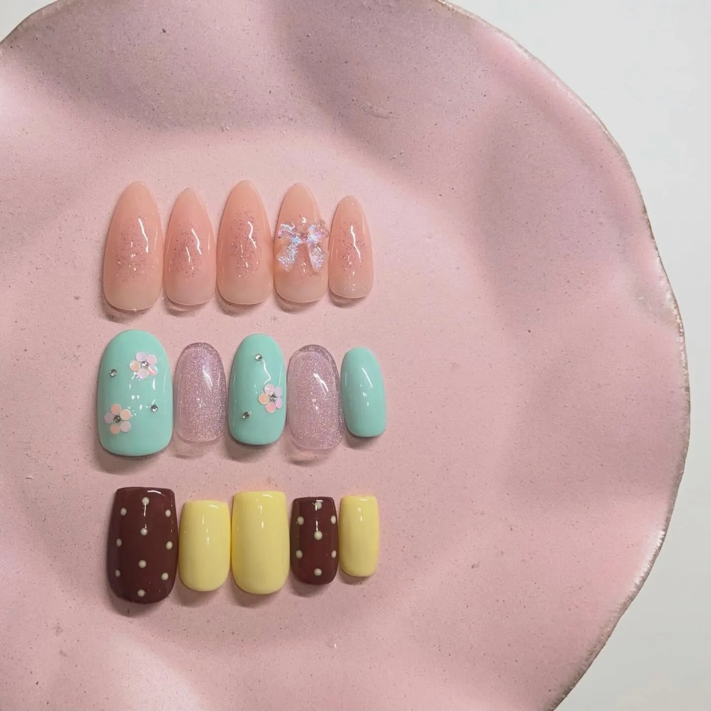 春の訪れとともに、ネイルアートも華やかな色彩で楽しみたいです...