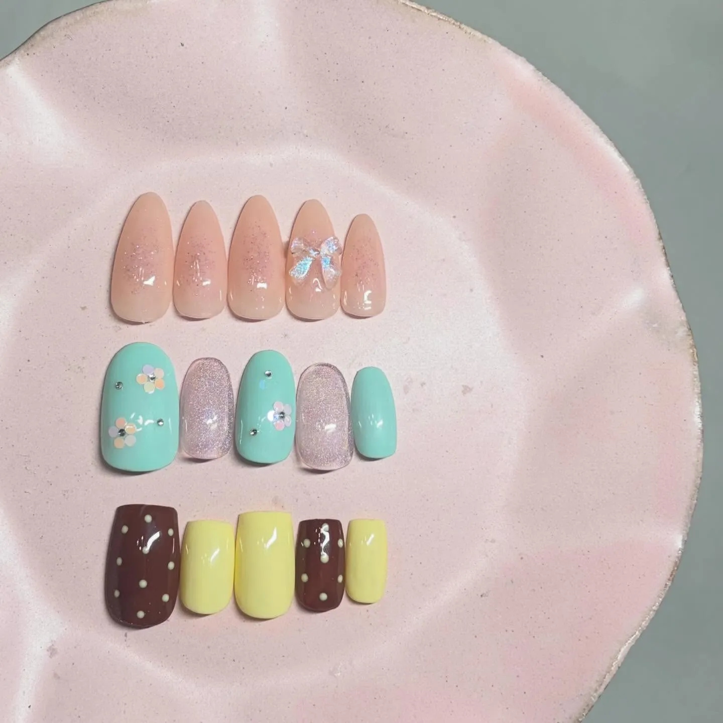 春の訪れとともに、ネイルアートも華やかな色彩で楽しみたいです...